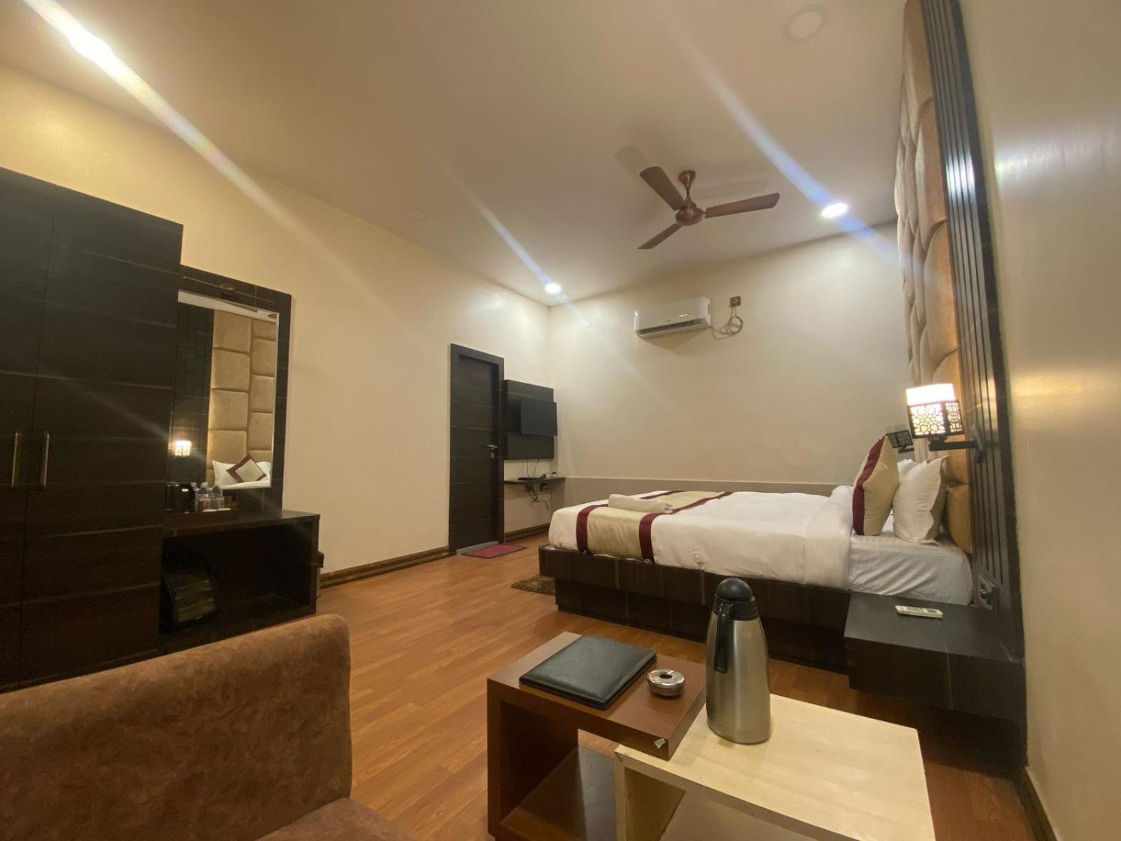 Hotel New Grand เดฟการ์ ภายนอก รูปภาพ